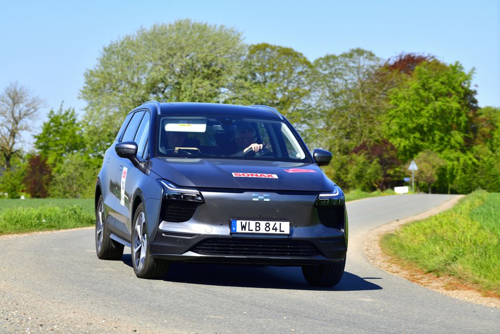 Tæt på sejren, men ikke tæt nok: Karsten M. Svensson og Hans Sylvan blev næstbedste elbil i Oresund Rally med denne Aiways U5
(Foto: Michael Eisenberg, Intercom)